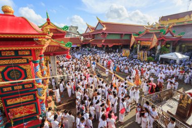 Phuket, Tayland - 30 Eylül: Kimliği belirsiz bir kişi bir gerçekleştir bir törenle kutsal ayarla ahşap direkleri olan 30 Eylül 2016 başlayarak Phuket Phuket vejetaryen Festivali sembolü.