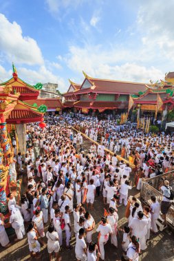 Phuket, Tayland - 30 Eylül: Kimliği belirsiz bir kişi bir gerçekleştir bir törenle kutsal ayarla ahşap direkleri olan 30 Eylül 2016 başlayarak Phuket Phuket vejetaryen Festivali sembolü.