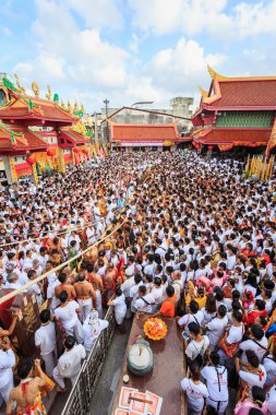 Phuket, Tayland - 30 Eylül: Kimliği belirsiz bir kişi bir gerçekleştir bir törenle kutsal ayarla ahşap direkleri olan 30 Eylül 2016 başlayarak Phuket Phuket vejetaryen Festivali sembolü.