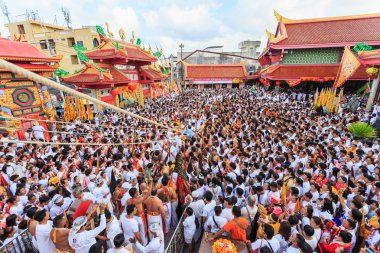 Phuket, Tayland - 30 Eylül: Kimliği belirsiz bir kişi bir gerçekleştir bir törenle kutsal ayarla ahşap direkleri olan 30 Eylül 2016 başlayarak Phuket Phuket vejetaryen Festivali sembolü.