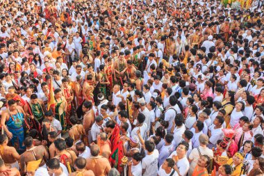 Phuket, Tayland - 30 Eylül: Kimliği belirsiz bir kişi bir gerçekleştir bir törenle kutsal ayarla ahşap direkleri olan 30 Eylül 2016 başlayarak Phuket Phuket vejetaryen Festivali sembolü.
