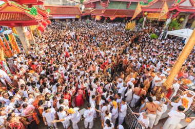 Phuket, Tayland - 30 Eylül: Kimliği belirsiz bir kişi bir gerçekleştir bir törenle kutsal ayarla ahşap direkleri olan 30 Eylül 2016 başlayarak Phuket Phuket vejetaryen Festivali sembolü.