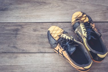 Gri ahşap tahta üzerinde eski futbol Ayakkabı 
