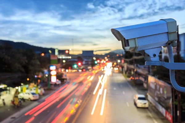 Cámara CCTV de seguridad operando sobre la carretera —  Fotos de Stock