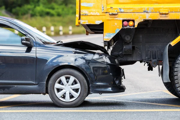 Accidente en la carretera que implica coche negro y camión amarillo — Foto de Stock