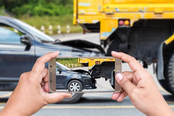 Ruka ženy držící smartphone a take fotografie dopravní nehoda — Stock fotografie
