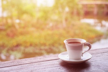 Beyaz kahve fincanı Bahçe bulanıklık ışık bokeh ile tablo