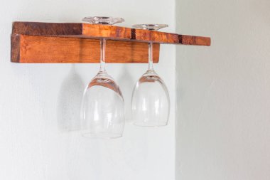 Ahşap raf üzerinde şarap bardakları yer