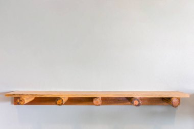 Beyaz çimento duvarda üst boş ahşap raflar