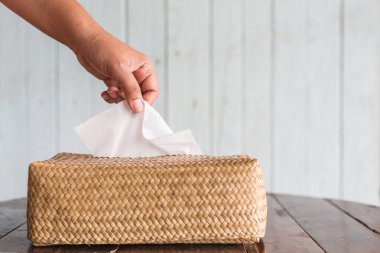 Beyaz kağıt mendil kutusundan seçmek yardım