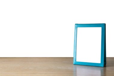 Ahşap masa üzerinde beyaz izole koymak boş mavi broşürü 