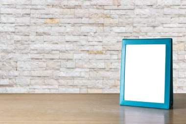 Ahşap masa üzerinde beyaz izole koymak boş mavi broşürü 