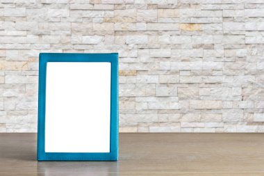 Ahşap masa üzerinde beyaz izole koymak boş mavi broşürü 