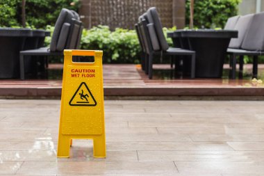 Otel koridorda yerdeki ıslak zemin uyarı işareti