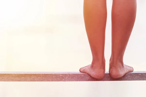 Γυμνά πόδια που στέκεται πάνω σε ξύλινη γέφυρα. Έννοια της αυτοκτονίας — Φωτογραφία Αρχείου