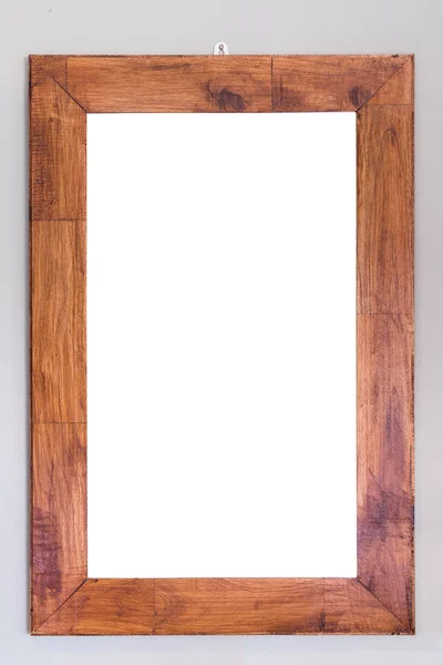 An der Wand hängt ein leerer Holzrahmen. Inneneinrichtung — Stockfoto