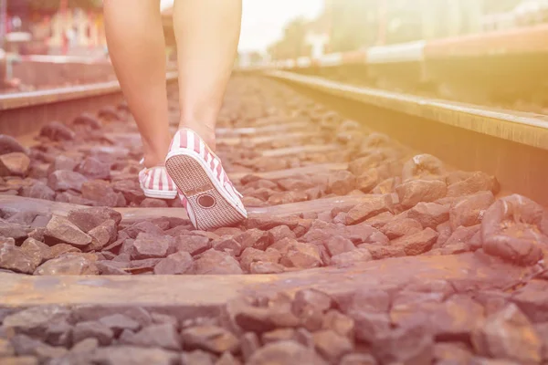 Pernas de mulher andando na estrada de ferro — Fotografia de Stock