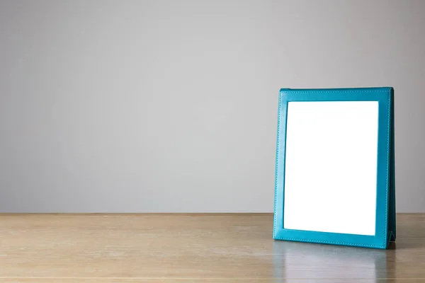 Folheto azul vazio colocado na mesa de madeira isolada no branco — Fotografia de Stock