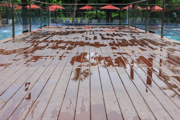 Влажная открытая палуба у бассейна после дождя — стоковое фото