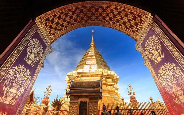 Templo de Doi Suthep, Paisaje de hermoso templo en Chiang Mai , — Foto de Stock