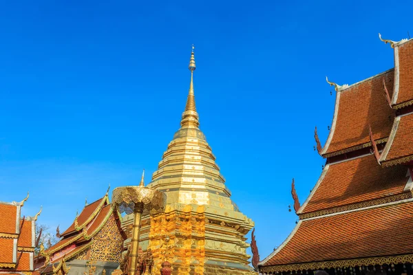 Tempio di Doi Suthep, Paesaggio di un bellissimo tempio a Chiang Mai , — Foto Stock