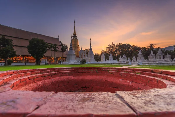 Belo pôr-do-sol em Wat Suan Dok. Templo budista (Wat) em Chian — Fotografia de Stock