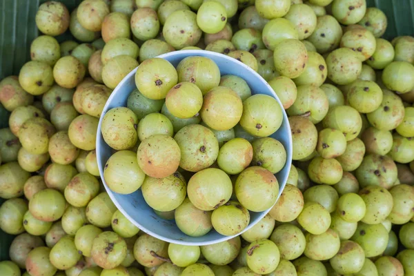 Local Thai green gooseberry fruit in Chiang Mai market, Thailand — Stock Photo, Image