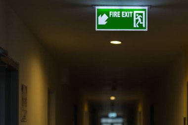 Yangın çıkış işareti otel koridorda