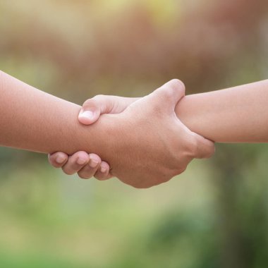 İki el bir arada tutan. Yardım ya da kavramı destekler. Yeşil bl