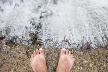 Adam ayakta şelale, ayaklar