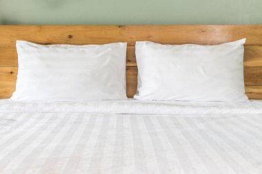 Beyaz çarşaf ve yastık otel odasında yatak takımları