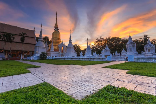 Gyönyörű naplemente: Wat Suan Dok. Buddhista templom (Wat) Ida — Stock Fotó