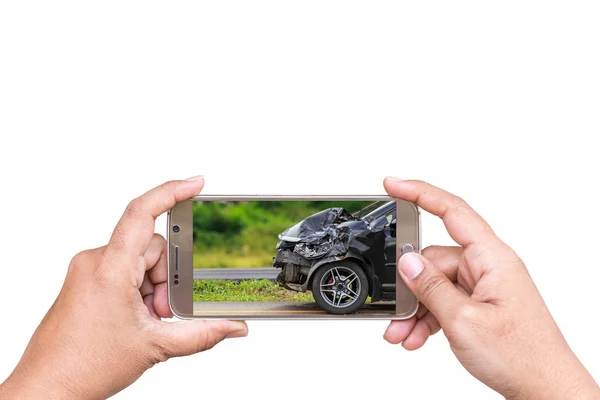 Mão de mulher segurando smartphone e tirar foto de acidente de carro . — Fotografia de Stock