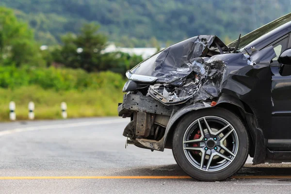 Černé auto dostat poškozen v důsledku nehody na cestách — Stock fotografie