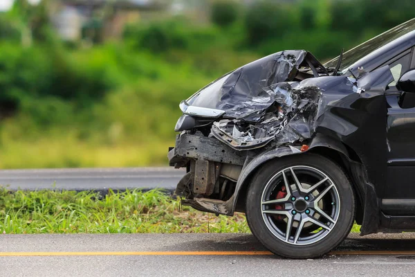 Coche negro se daña por accidente en la carretera — Foto de Stock