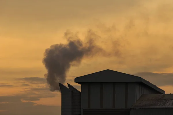 Fumée industrielle provenant d'une usine chimique en Thaïlande — Photo