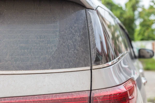 La parte de atrás del coche sucio. concepto de lavado de coches —  Fotos de Stock