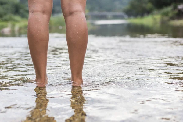 Mujer piernas mientras de pie el rive — Foto de Stock