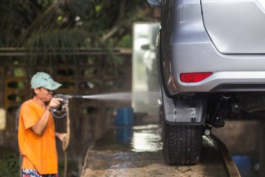 Basınç Yıkama Oto yıkama için araba bakım dükkanda püskürtme adam. Focu