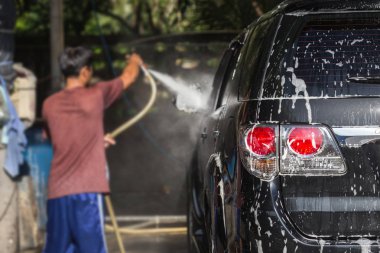 Basınç Yıkama Oto yıkama için araba bakım dükkanda püskürtme adam. Focu