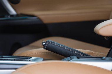 Modern araba iç, odak el molada detay