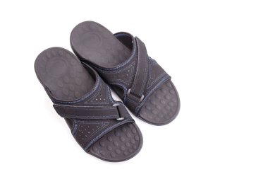 Beyaz izole yeni siyah erkekler sandaletler 