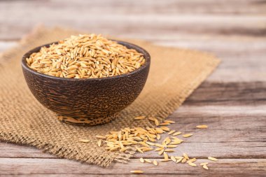 Ahşap tahta üzerinde sarı Tay paddy Yasemin pirinç 