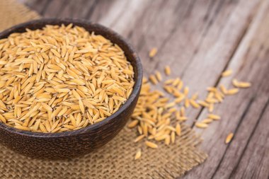 Ahşap tahta üzerinde sarı Tay paddy Yasemin pirinç 