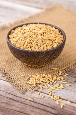 Ahşap tahta üzerinde sarı Tay paddy Yasemin pirinç 