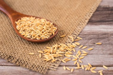 Ahşap tahta üzerinde sarı Tay paddy Yasemin pirinç 