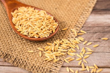 Ahşap tahta üzerinde sarı Tay paddy Yasemin pirinç 