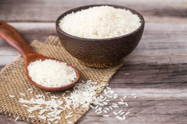 Ahşap tahta üzerinde beyaz Tayland Yasemin pirinç 