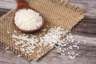 Ahşap tahta üzerinde beyaz Tayland Yasemin pirinç 