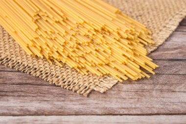 Sarı uzun spagetti, ahşap üzerinde ham spagetti 